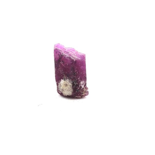 Kivet ja mineraalit. Rubiini. 4,71 ct. Kiteton piiri, Manyaran alue, Tansania. Röd