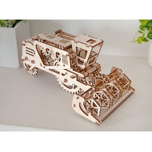 Malli / Moottoroitu mekaaninen 3D-pulma 100% PUU - UGEARS - Leikkuupuimuri Beige