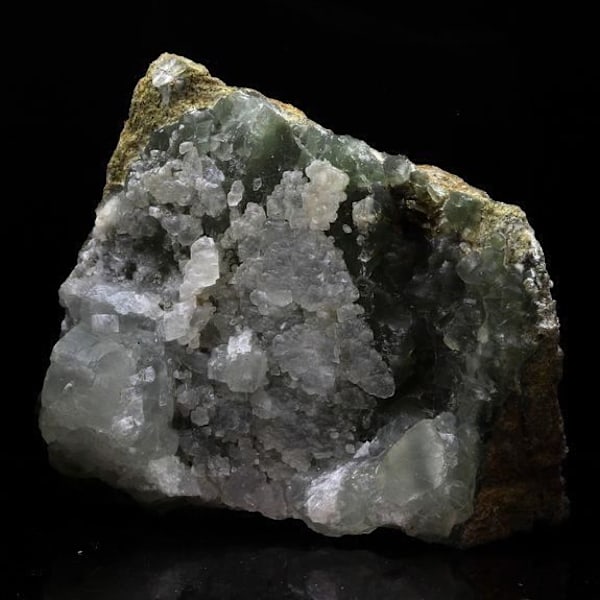 Kivet ja mineraalit. Prehniitti, kalsiitti. 610,0 ct. La Combe de la Selle, Bourg d'Oisans, Ranska..