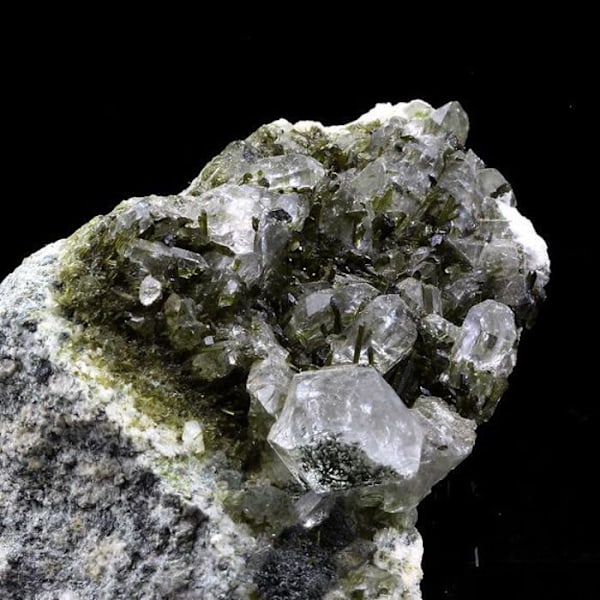 Sten og mineraler. Kvarts + Epidot. 495,0 ct. Cevins, Savoie, Frankrig..