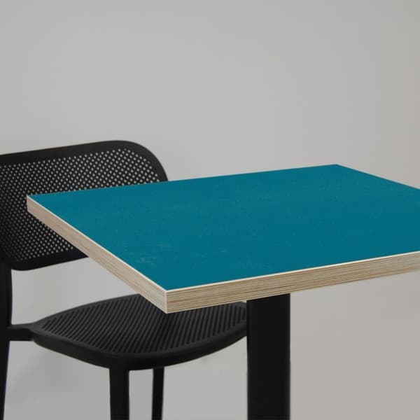 Tabel 70 x 70 cm - model Bazila preussisk blå med trækanter Blå