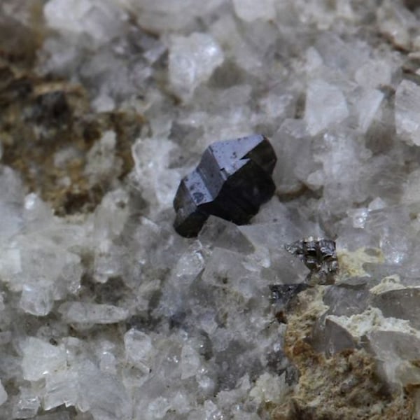 Anatas, Albite, Quartz 261,3 karat Flerfärgad