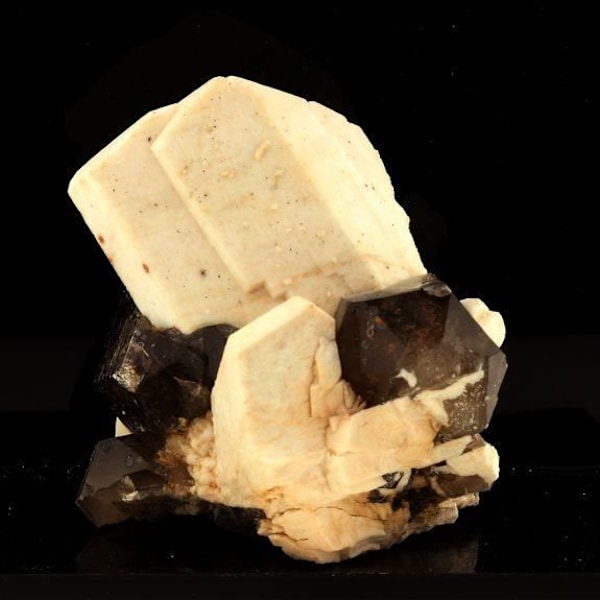 Sten og mineraler. Microcline + Smoky Quartz. 906,0 ct. Papachacra, Catamarca, Argentina.