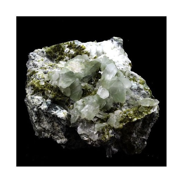 Sten og mineraler. Kvarts med Byssolite + Epidote indeslutninger. 911,0 øre. Envers de Chamrousse, Isère, Frankrig.