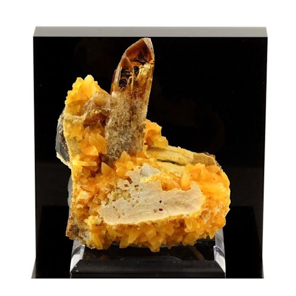 Sten og mineraler. Baryt, Calcit. 1994,5 ct. Elk Creek by, South Dakota, USA.