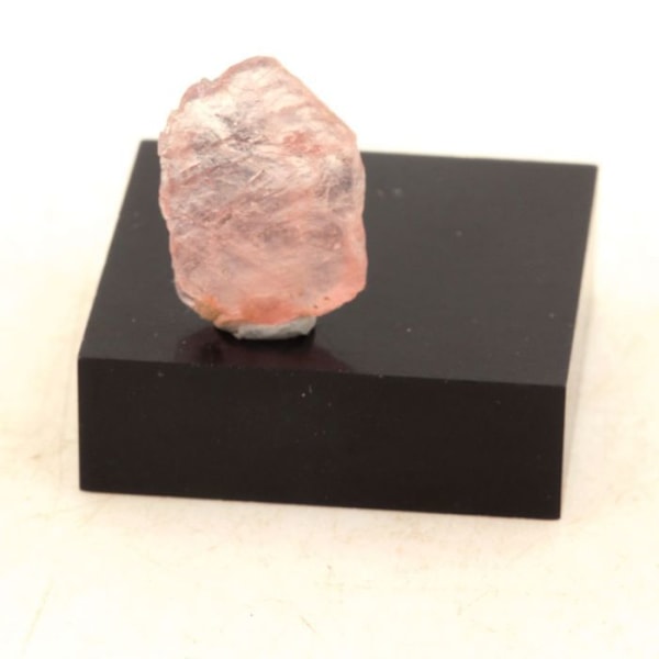 Kivet ja mineraalit. Vaaleanpunainen fluoriitti. 8.1ct. Mont Blancin vuoristo, Ranska. Rosa