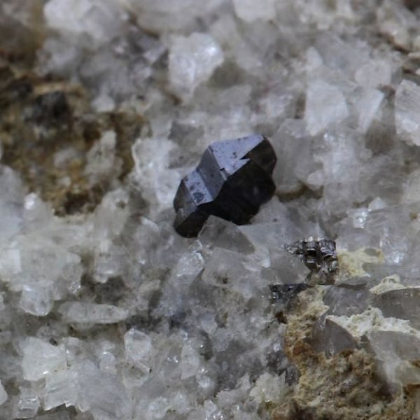 Anatase, Albite, Quartz 261,3 karat Flerfärgad