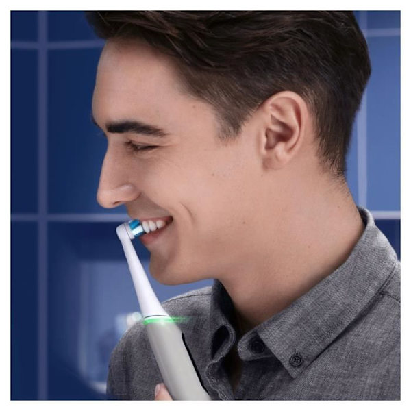 Oral-B iO 6S Harmaa Bluetooth-yhdistetty sähköhammasharja, 2 harjaspäätä, 1 matkalaukku Grå