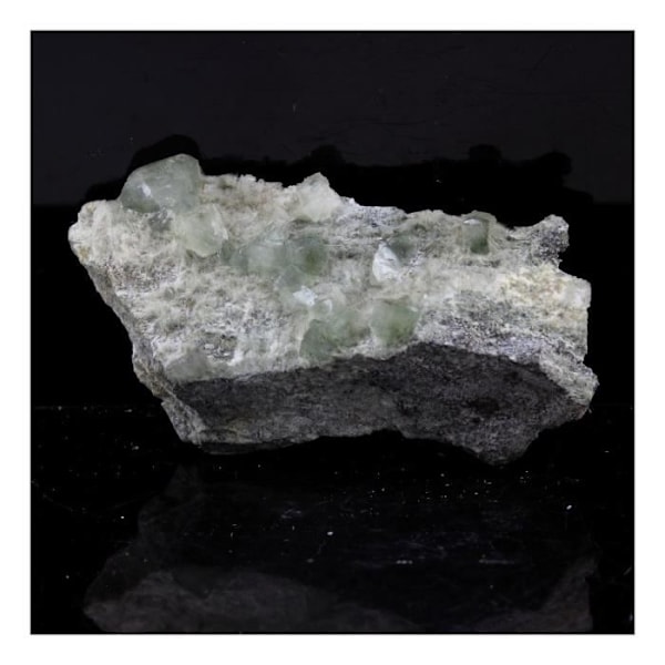 Kivet ja mineraalit. Prehnite. 54,5 ct. La Combe de la Selle, St Christophe-en-Oisans, Isère, Ranska.