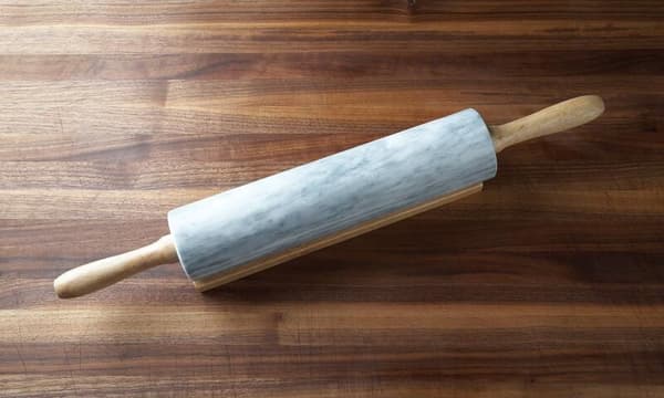 Polert marmorkjevle med trestativ, 25 cm sylinder, hvit-FO-
