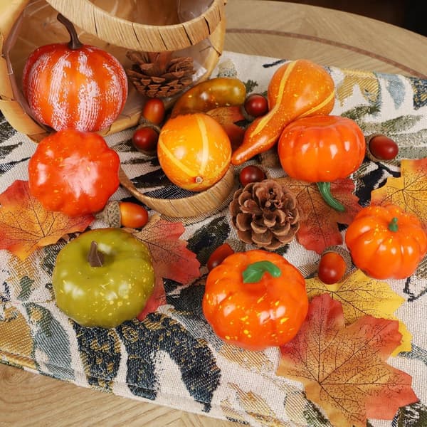 Sæt med kunstige græskar og efterårsblade til borddekoration til efterår og Thanksgiving