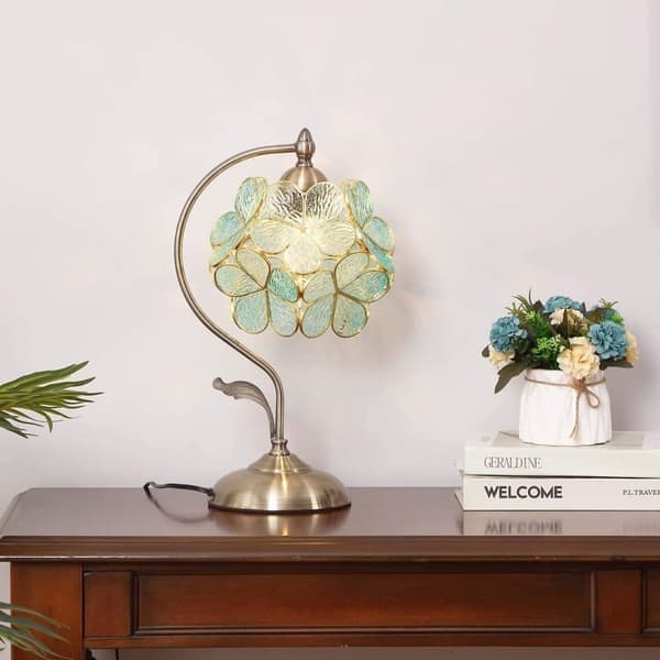 Tiffany-bordlampe med blomsterglasskjerm og messingfot