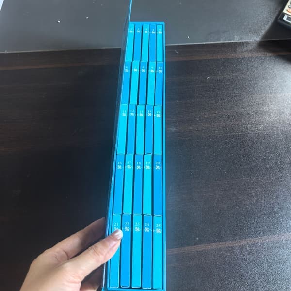 Miniboksprydnad Adventskalender 2026 Juladventskalender med 24 böcker blå blue