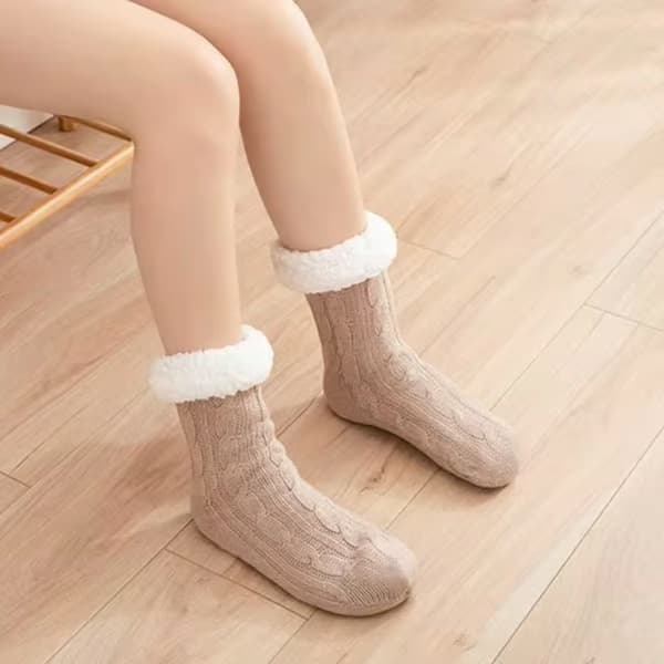 Fluffiga varma stickade socktofflor med antislip beige
