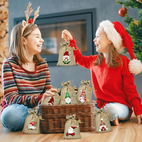 Juljutesäckar presentpåsar med dragsko 24 stycken, julbuffelrutiga linnesnacks godispåsar för julfester B