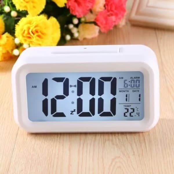Jeffergarden LED-bakgrunnsbelyst digital vekkerklokke med slumrefunksjon, temperatur og kalender