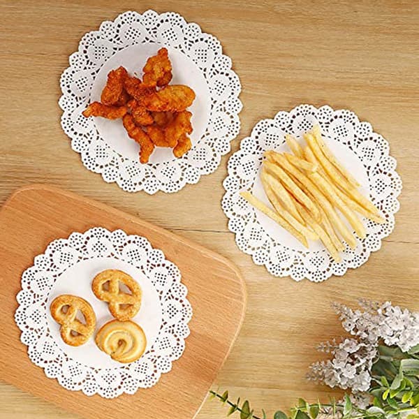 Runda spetsdukar i papper, 140 stycken per förpackning, 14 cm i diameter, dekoration för dessertbord, vit.