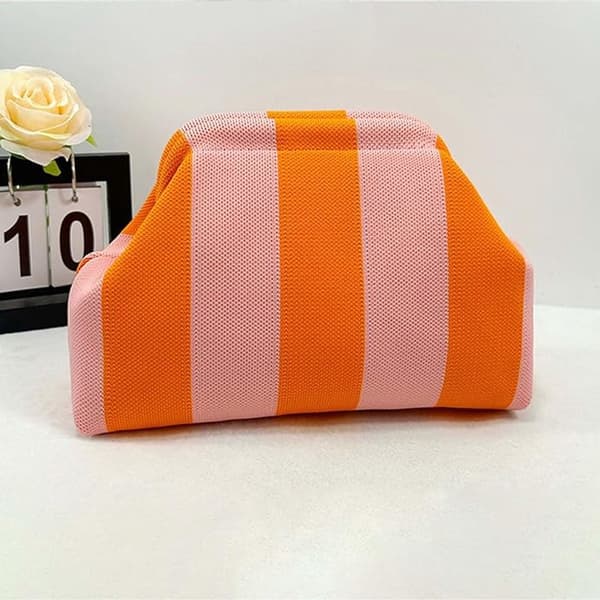 Vävd damclutch, 30×10×19 cm, dumplingmönster, rosa-orange.
