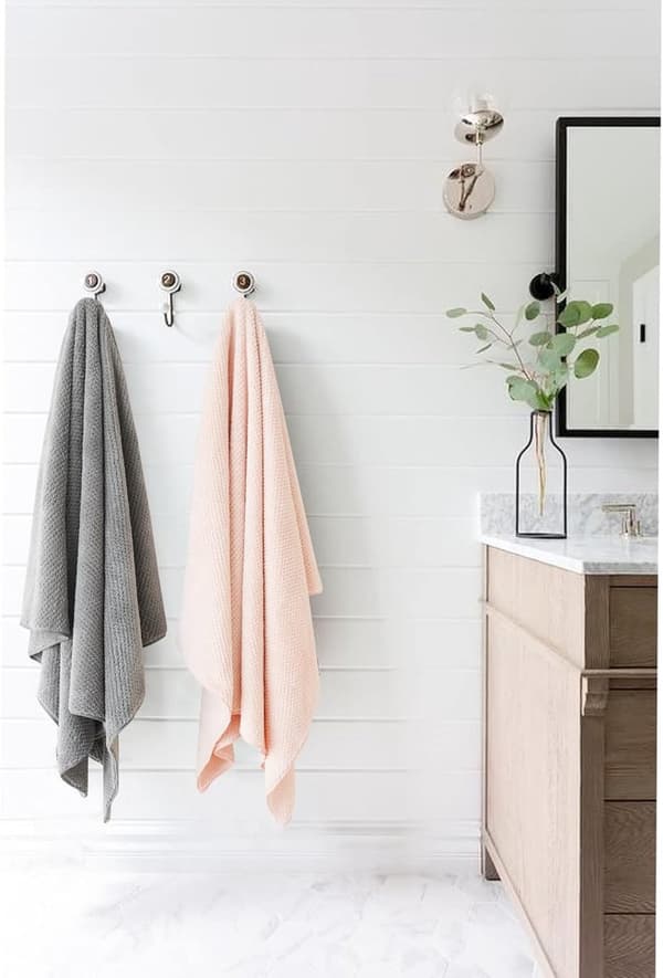 Hårtorkningshanddukar i mikrofiber, 2-pack, 105×60cm, med hängrep, rosa och grå.