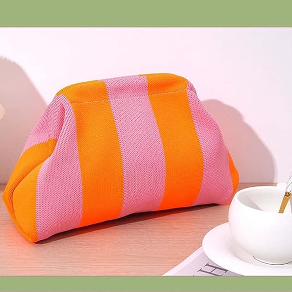 Vävd damclutch, 30×10×19 cm, dumplingmönster, rosa-orange.