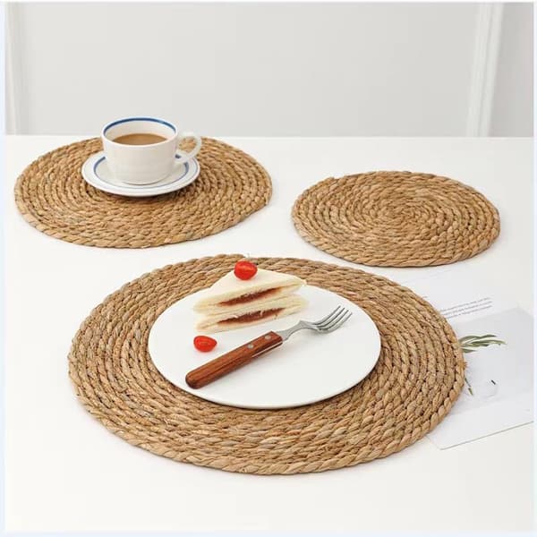 Runda bordstabletter i sjögräs, 4-pack, 35 cm isolerad festdukning, träfärg.