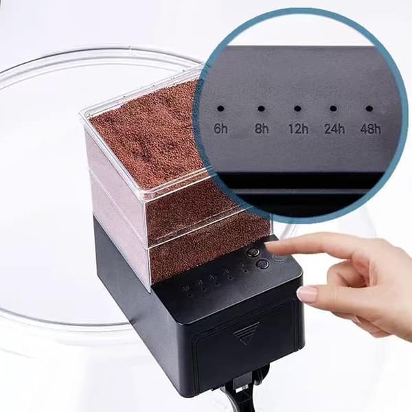 Automatisk akvariefoderautomat med 5 timerinställningar; lämplig för fiskar, räkor och hamstrar.
