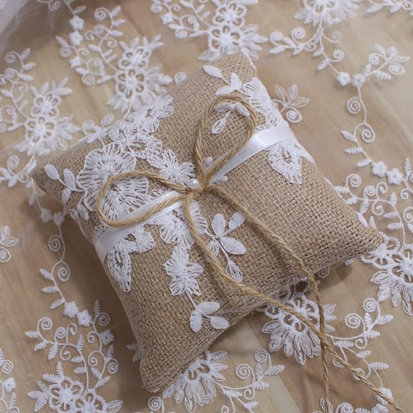 ringkudde, broderad ringkudde, bröllopsringkudde, ringkudde, 15 x 15 cm, bröllop, ringkudde, vintage, jutespets, bröllopsringkudde