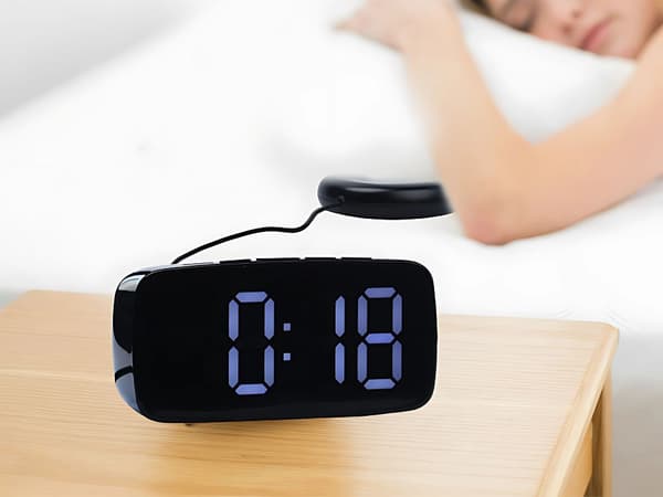 Digitaalinen herätyskello - värinälevyllä ja LED-näytöllä_MGF
