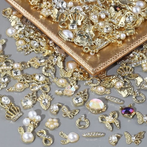 IC 50 st guld nageldekorationer för akrylnaglar, blandade stilar glänsande pärla legering nagelstrass Blomma Fjäril Hjärta Stjärna Berlocker