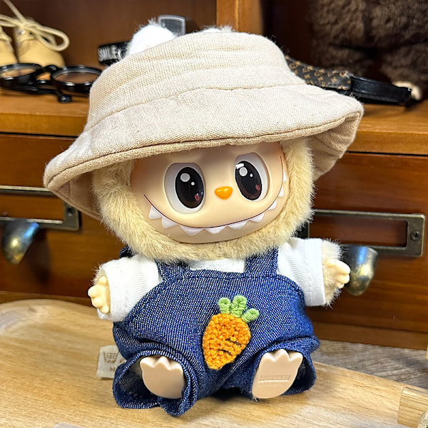 Sommerudsalg Labubu dukkeklæder første generation anden generation blind box Labubu dukkeklæder (khakikeps + T-shirt + overalls) Morot