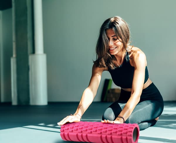 Hierontarulla selkärulla ulkonevilla osilla treenirulla gym_MGF