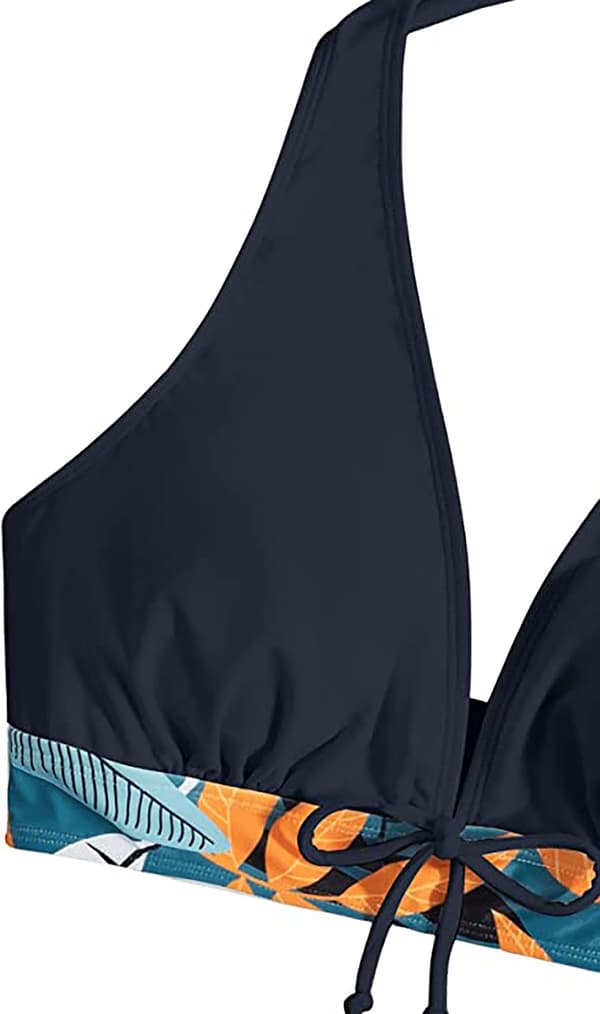 Bladmønstret halterneck-bikinisett og shorts