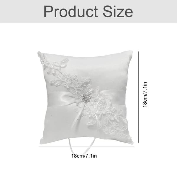 Vit bröllopsringkudde med snöflingespets, blommor, strassdetalj och rosett för blomsterflicka, 18 cm