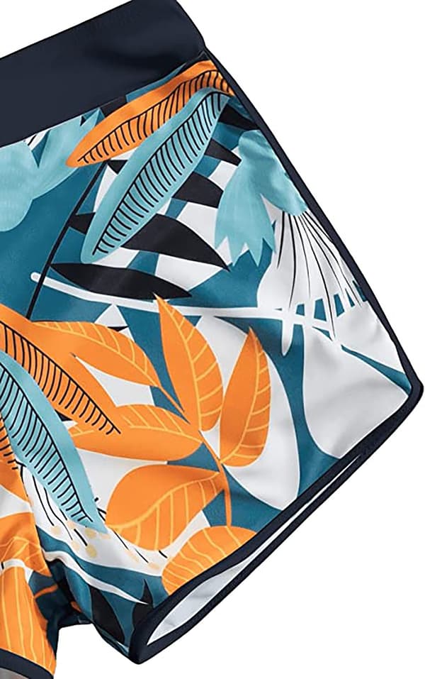 Bladmønstret halterneck-bikinisett og shorts
