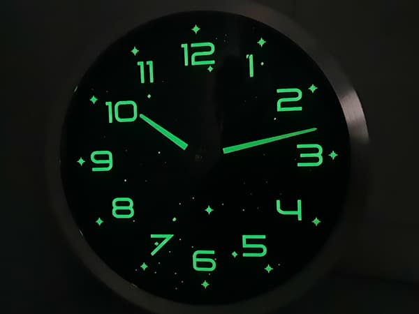 Selvlysende vægur 25 cm - Fluorescerende stjernedekor_MGF