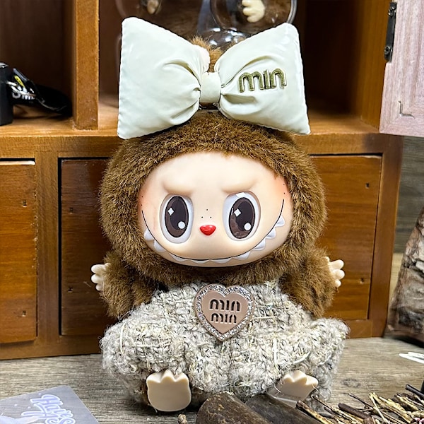 Sommerudsalg Labubu dukkertøj første generation anden generation blind box Labubu dukkertøj (hårtilbehør + jumpsuit) M Khaki kostym