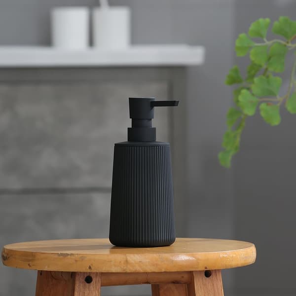 Lille sæbedispenser til badeværelse og køkken, moderne stribet stil i plastik til håndsæbe og opvaskemiddel med pumpe, sort