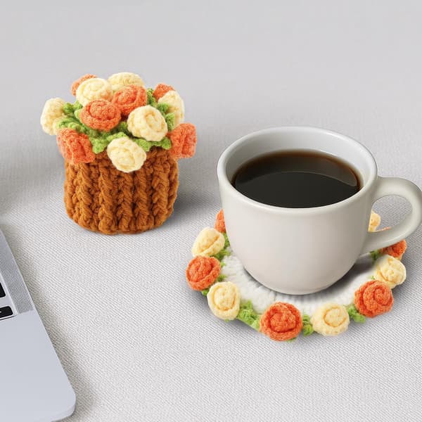 Virkat blomunderlägg - Gul-orange - 10 cm - med blomkruka