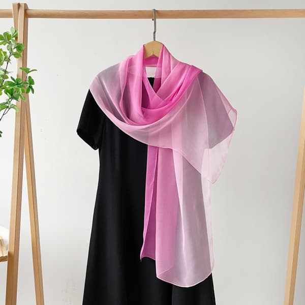 Shimmer Shawl: Elegant perlechiffonskjerf Rosa Pink