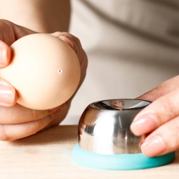 Eggestikker i rustfritt stål med plastbase, manuell, for kokte egg, anti-eksplosjon White