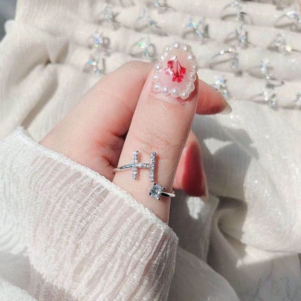 Glänsande strass 26 bokstäver justerbara ringar för kvinnor charm E
