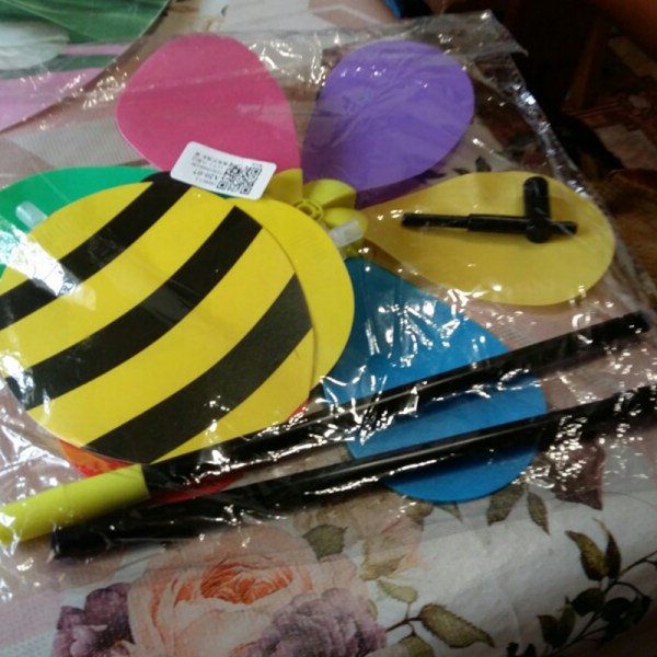 2kpl Myy 3D Iso eläin Mehiläinen Tuulimylly Tuulipyörre Whirligig Y 24*22*0.5 12pcs