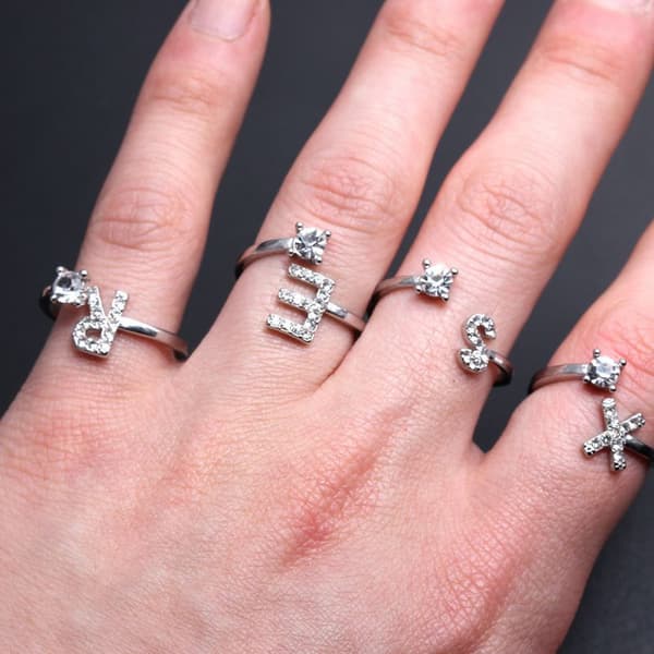 Glänsande strass 26 bokstäver justerbara ringar för kvinnor charm E
