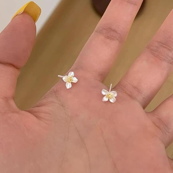 2 stk. Mini Matte Blomsterøreringe til kvinder Klassiske fine smykker one size