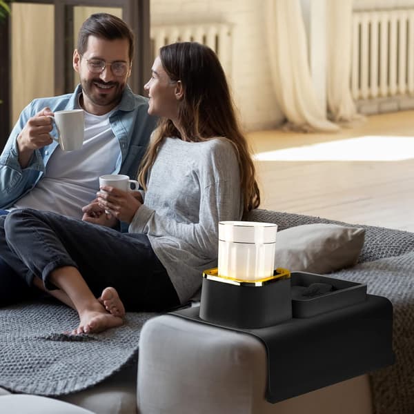 Kopholdere på sofaen, integreret tablet i sofaens midterarmlæn