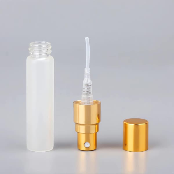 Sprayflaskor i frostat glas, 6-pack, 10 ml påfyllningsbara parfymsprayflaskor, guldfärgade, tomma flaskor för dispensering