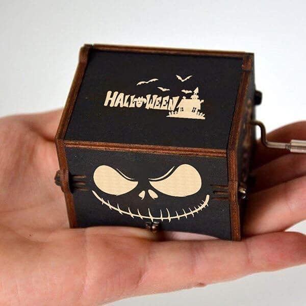 Graverad träharmonika, inspirerad av The Nightmare Before Christmas, med vev.