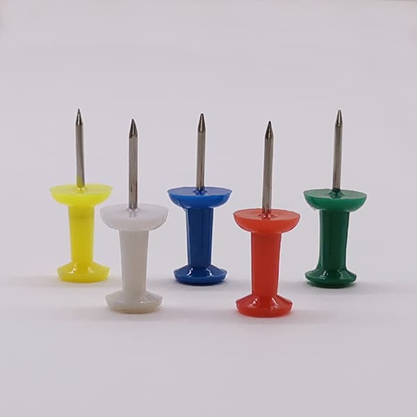 Standard kartnåler, runde plasthoder, stålspisser, pakke med 100, assorterte farger