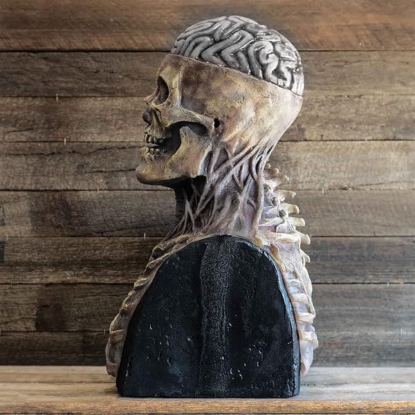 Grå 3D-hodeskallemaske til Halloween, ideell for rollespill.