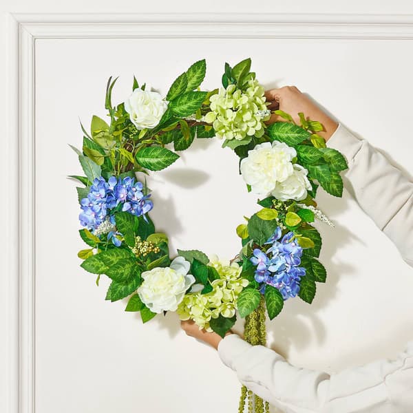 Konstgjord blomsterkrans, 23 tum, blå vit grön dekor